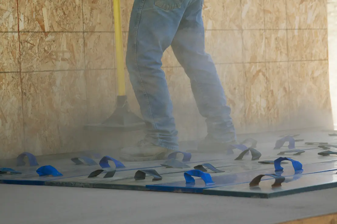 Applicateur de béton imprimé en train de tamponner.